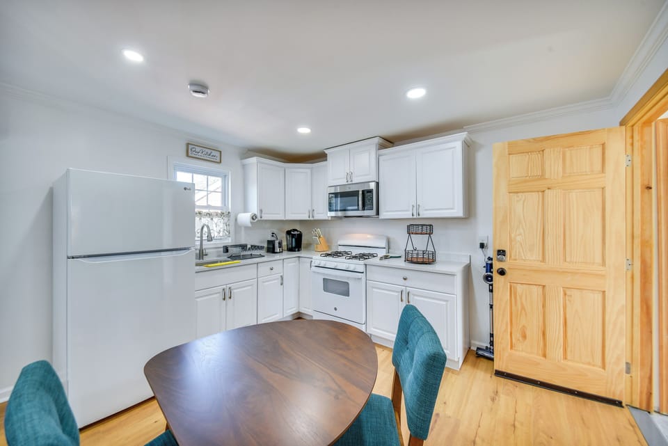 Kitchen | Dining Table | Free WiFi | Central Air Conditioning/Heat