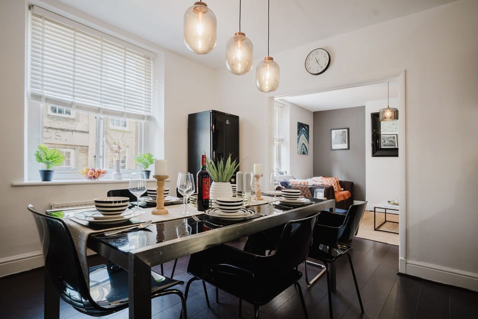 Licata's Apartment Dining Area - StayCotswold