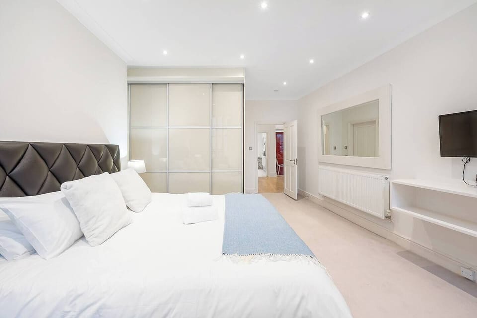 Master Bedroom with Super King Size Bed and En-Suite Bathroom (3)
