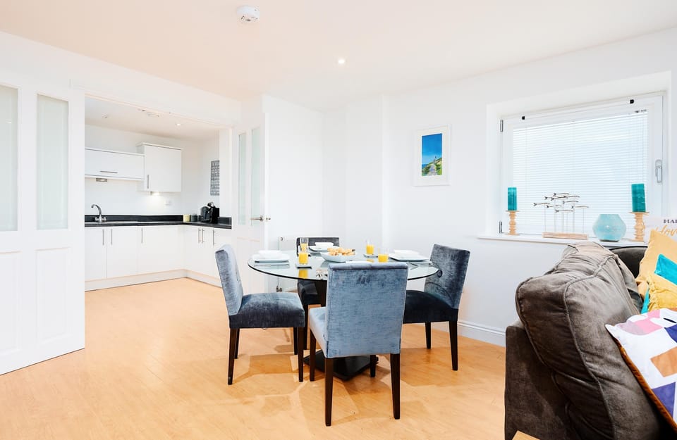 Bredon Court 9, Newquay: Dining table with seating for four guests