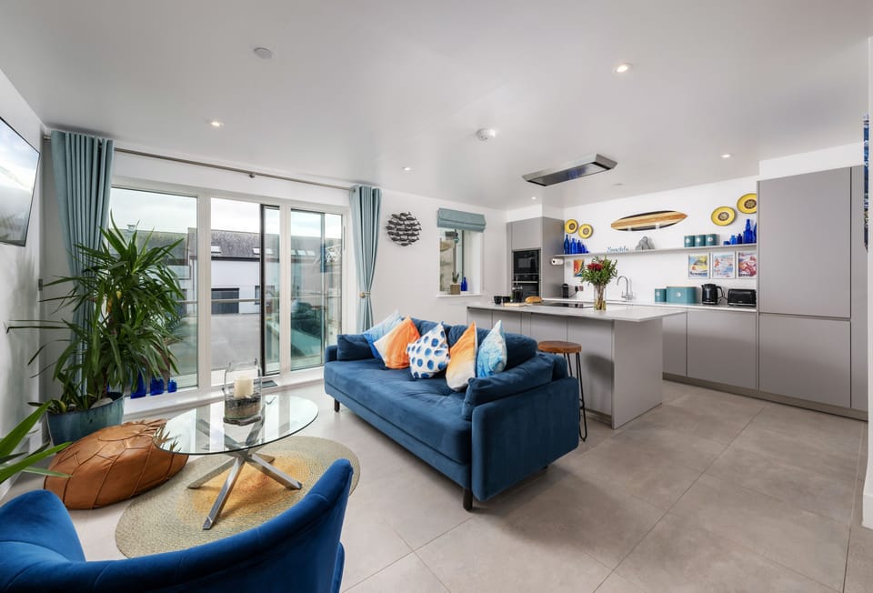 Welcome to 1 Cliff Edge, a sleek and stylish dog-friendly studio situated just a stone's throw from Tolcarne Beach