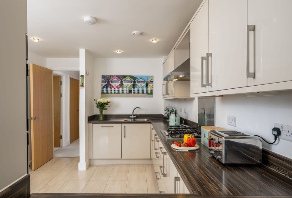 2 Bolowthas Court, Newquay: A lovely space to prepare family dinners