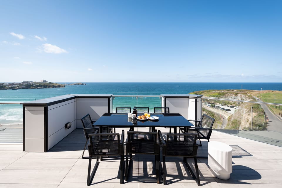 26 Cliff Edge Penthouse, Newquay: The expansive roof terrace is idyllic for alfresco lunches and evening sundowners
