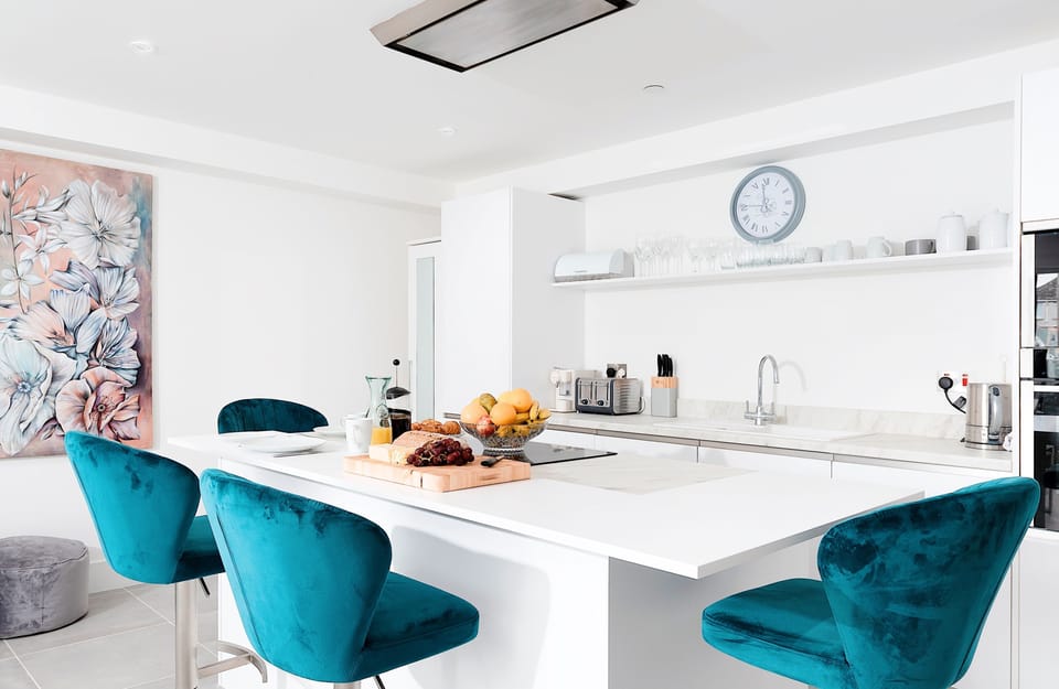 28â€¯Cliffâ€¯Edge in Newquay. Kitchen includes featuring induction hob, fridgeâ€‘freezer, microwave, and dishwasher