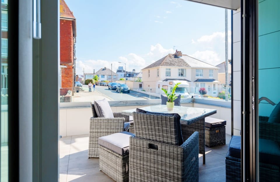 28â€¯Cliffâ€¯Edge in Newquay. Outdoor terrace with patio furniture