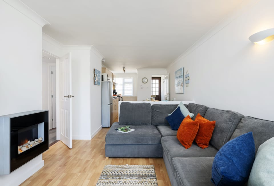 3 Europa Court, Mawgan Porth: The cosy sitting room features a comfortable sofa, Smart Television and sliding patio doors