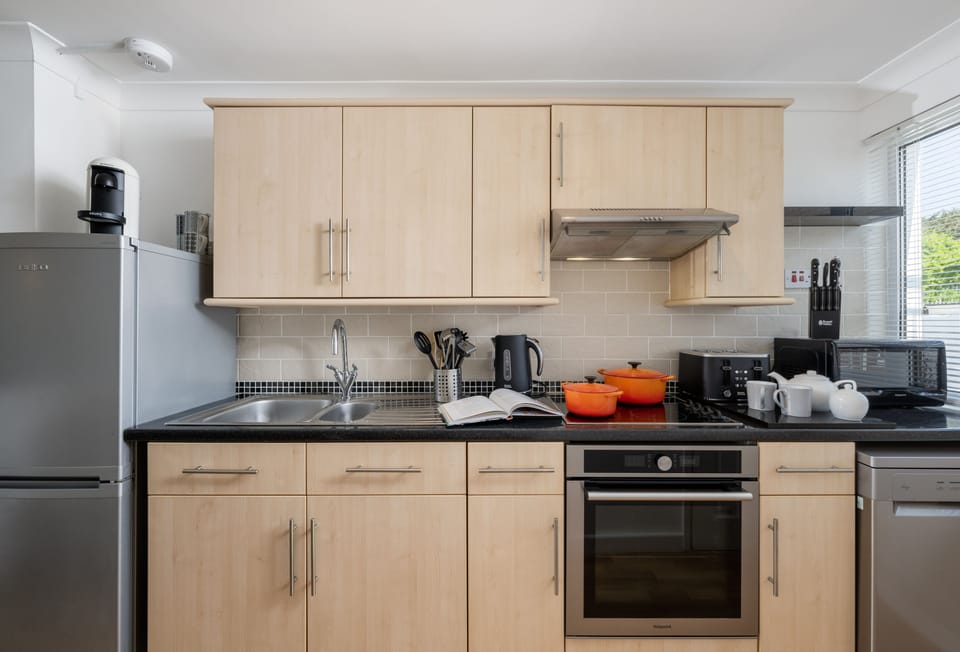 3 Europa Court, Mawgan Porth: The spacious kitchen is complete with all the essentials