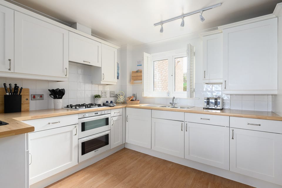 Headland View, Newquay: The kitchen is well-equipped with electric oven and gas hob, microwave, dishwasher, fridge/freezer, and washer/dryer