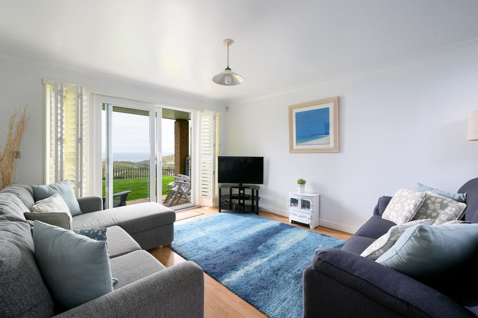 Headland View, Newquay: Sitting room with comfortable sofas and Smart Television
