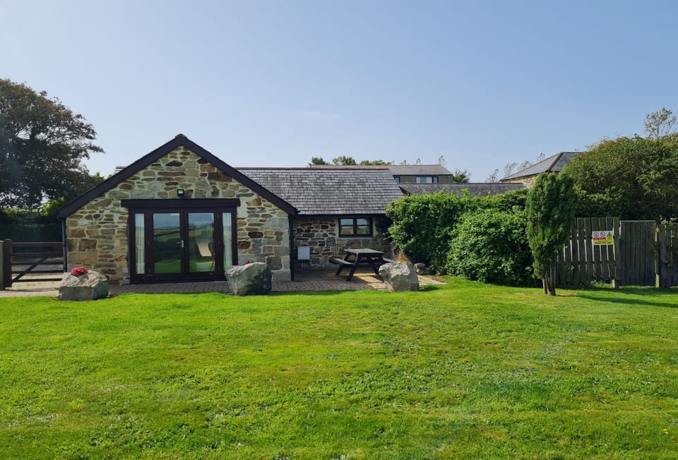 Little Owl, nestled within the Bejowan Cottages complex, is a charming converted barn offering a peaceful retreat for two.