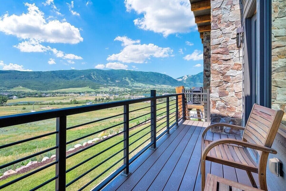 Step outside to take in stunning views of Eden, Pineview Reservoir, and the surrounding mountains from the private upper-level balcony.