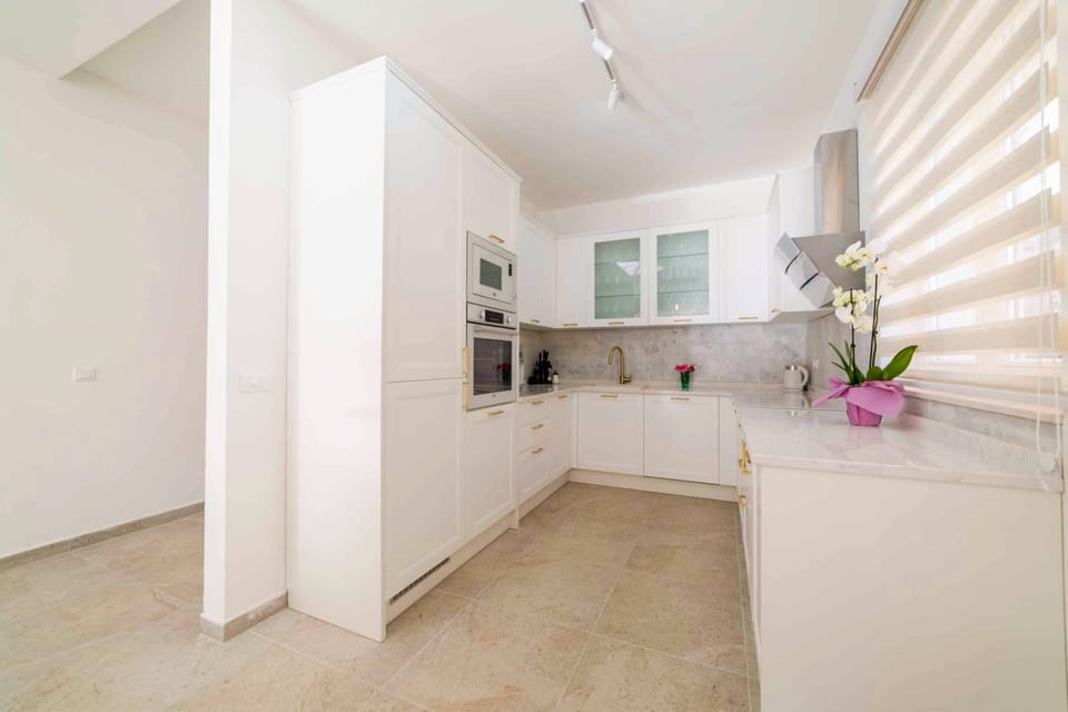 Luxury Seafront 1 Bedroom | Jacuzzi | 36m² Terrace | Stunning Bay Views