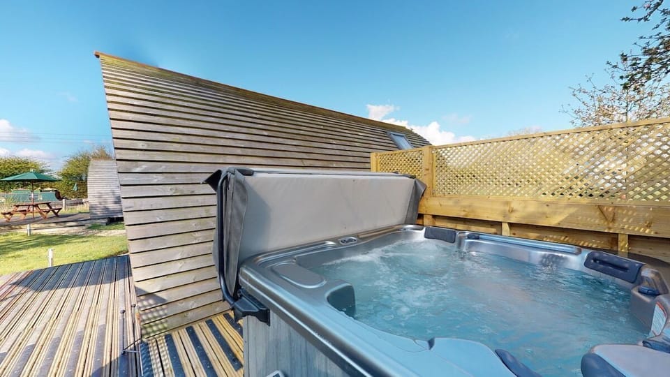 Hot Tub / whirlpool bath (Outdoor)