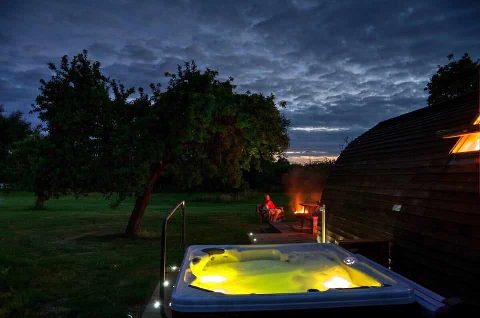 Hot Tub / whirlpool bath (Outdoor)