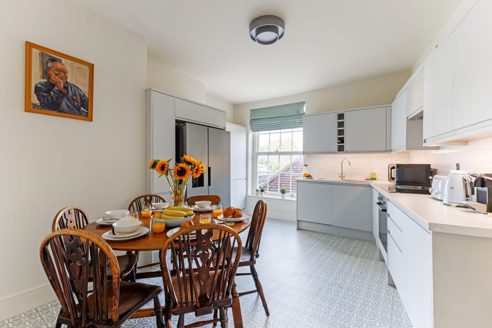 Fully furnished modern Kitchen with American fridge freezer and appliances 