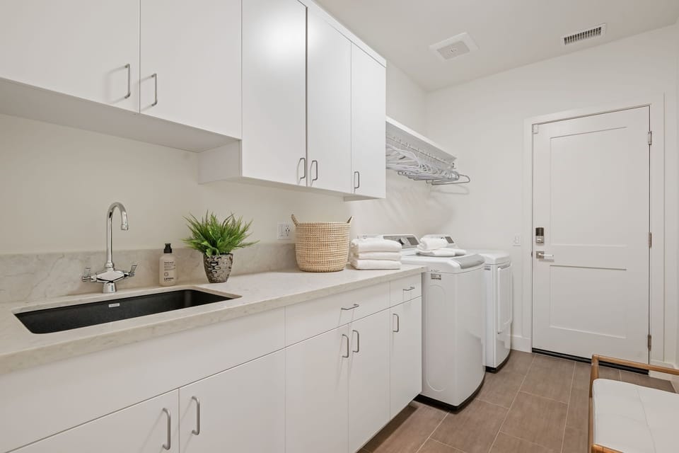 Laundry/Utility Room with access to 2 car garage