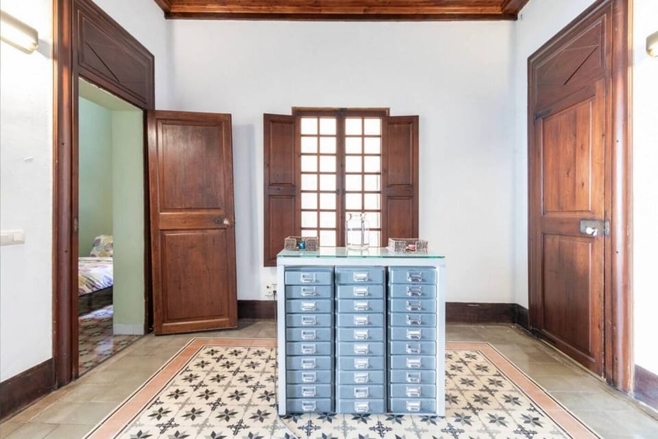 Wonderful classic features in this señorial home. 