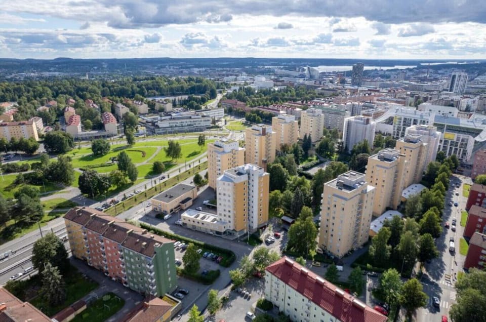 Nestled in a green and quiet residential area, you are just a short walk away from local parks, shops, and public transport.