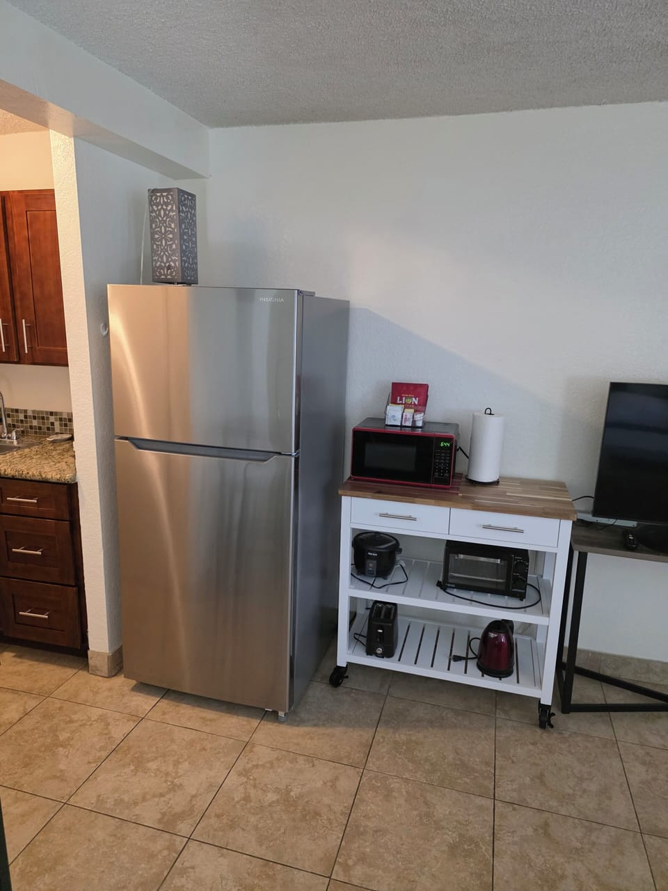 18cuft   REFRIGERATOR, MICROWAVE, TOASTER OVEN, RICE COOKER , HOT WATER KETTLE