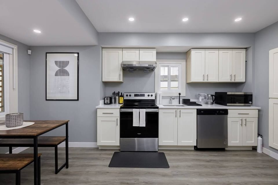 The Full Kitchen w/ Dinette