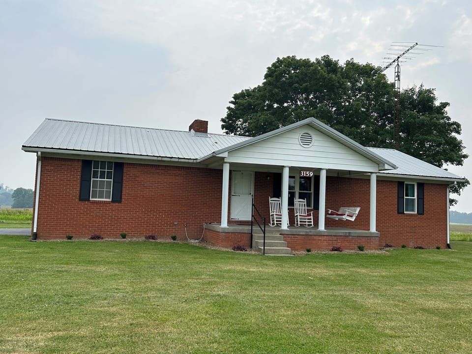 The Mammoth Cave House sits on a 100 acre farm and is very near Mammoth Cave 