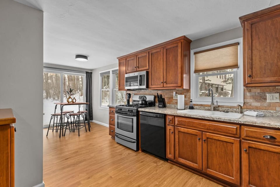Kitchen and dining area.