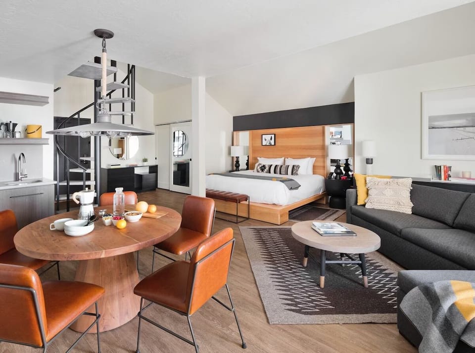 Entertain effortlessly with bed-to-lounge comfort in one space.