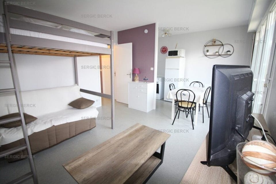 8 minutes from the beach, comfortable 4-person studio on ground floor, private parking. Apartment in Berck