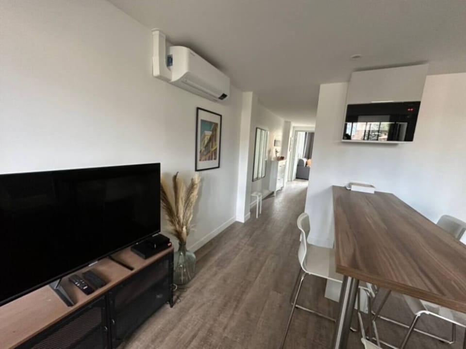 kitchen 2, dining table, sofa, TV (3)