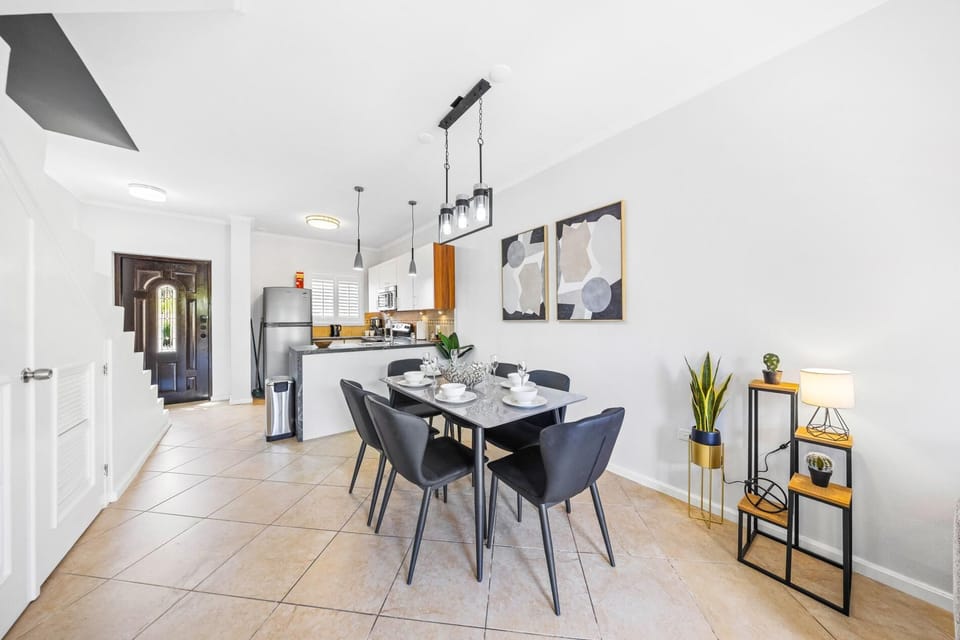Open-concept kitchen and dining area, showcasing a stylish design.