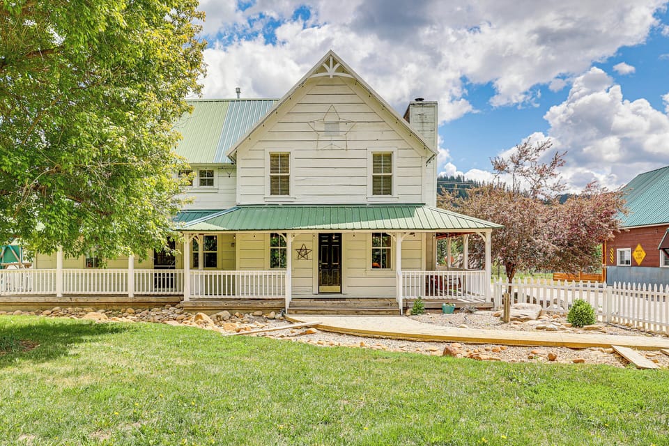 Garden Valley Vacation Rental | 4BR | 4.5BA | Steps Required | 3,000 Sq Ft