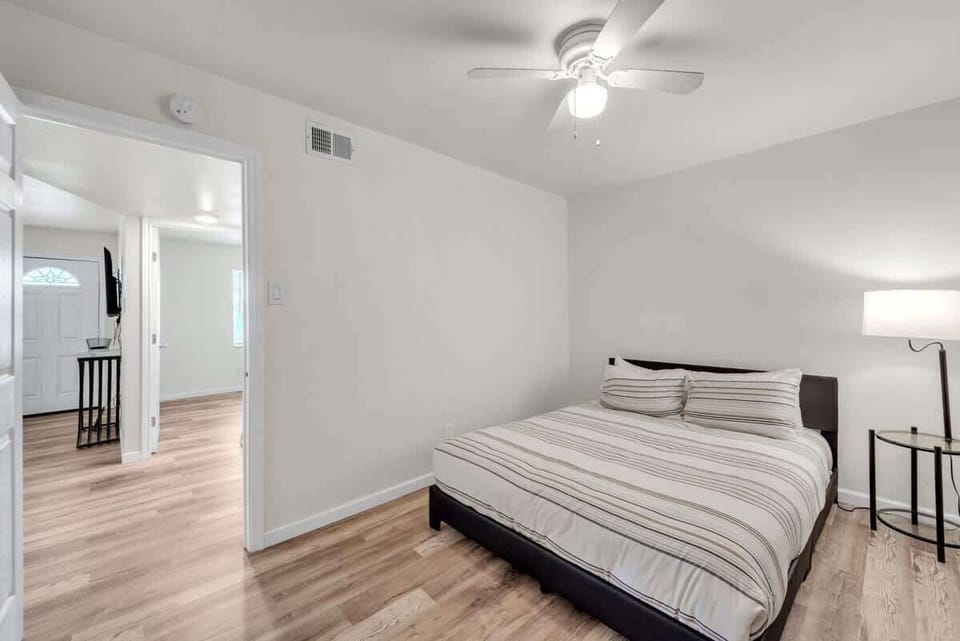 7228_Stewart_Rd_Galveston_TX_77551_USA-Bedroom-_DSC4721