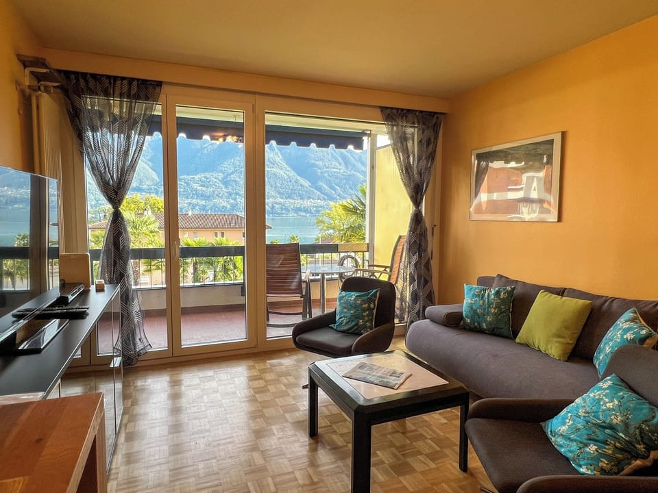 Apartment on the 1st floor of an apartment building in a sunny and central location Apartment in Locarno