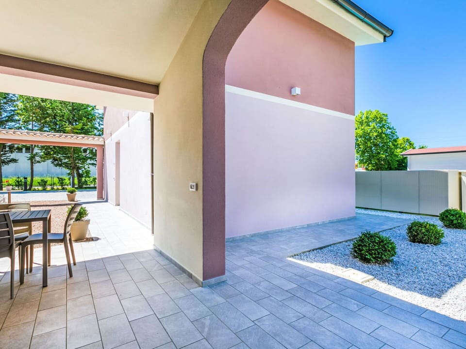 Flooring, Floor, Composite Material, Concrete, Shade, Garden, Landscaping, Estate, Yard, Courtyard