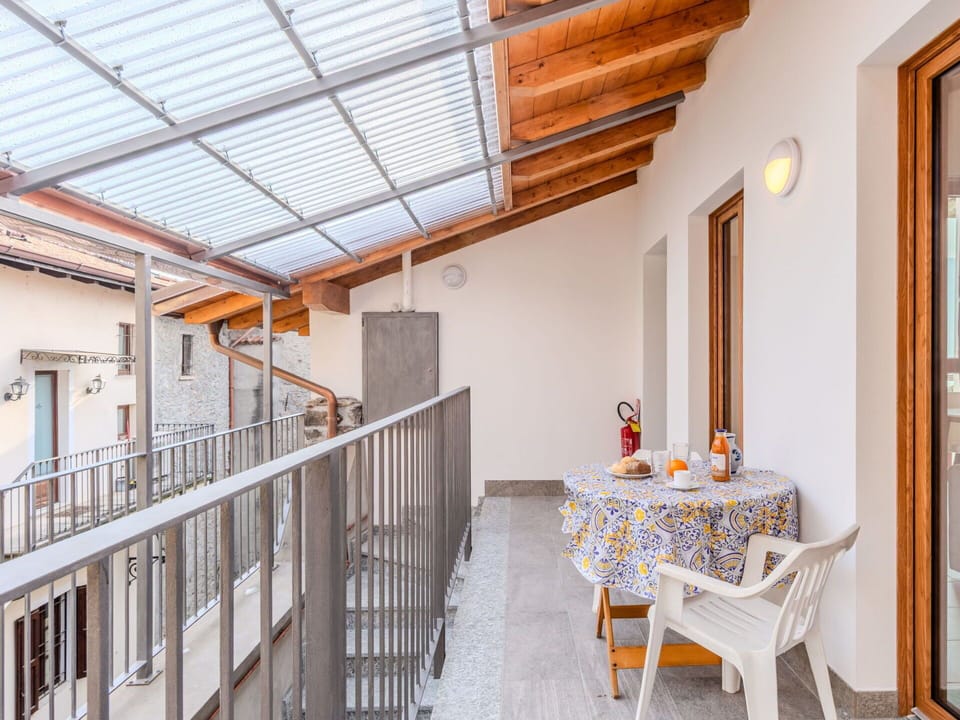 Wood, Door, Home, Composite Material, Apartment, Handrail, Balcony, Wood Stain, Ceiling, Baluster