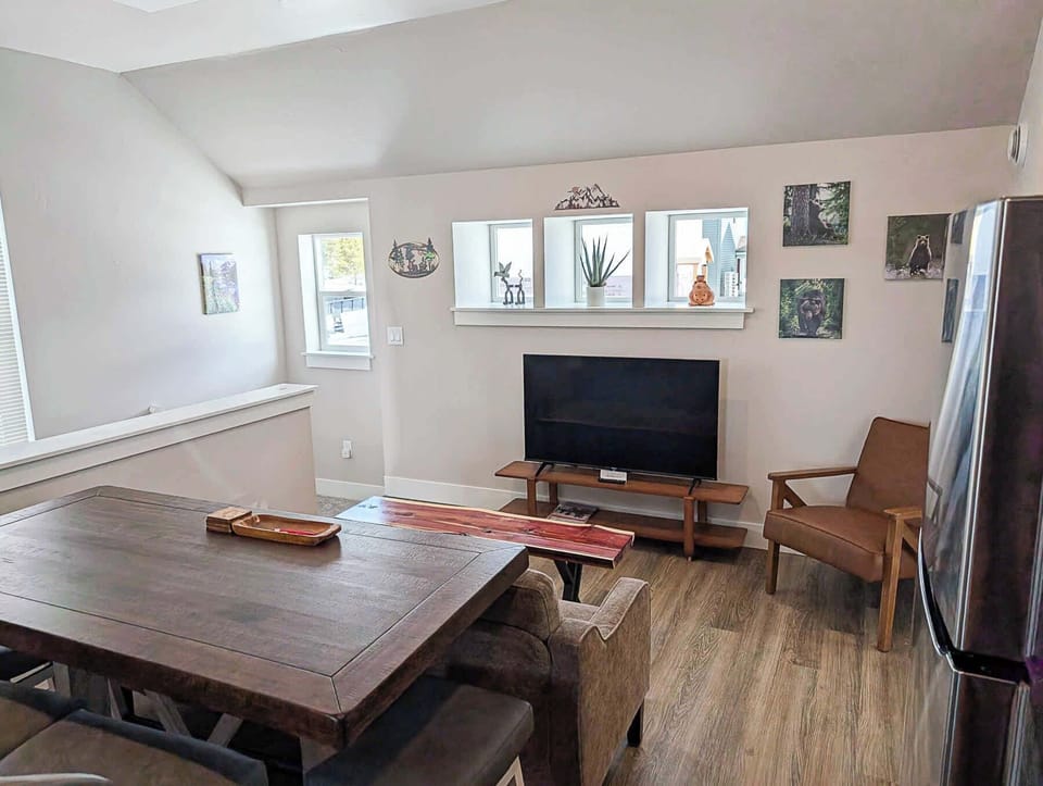 dining table/living room