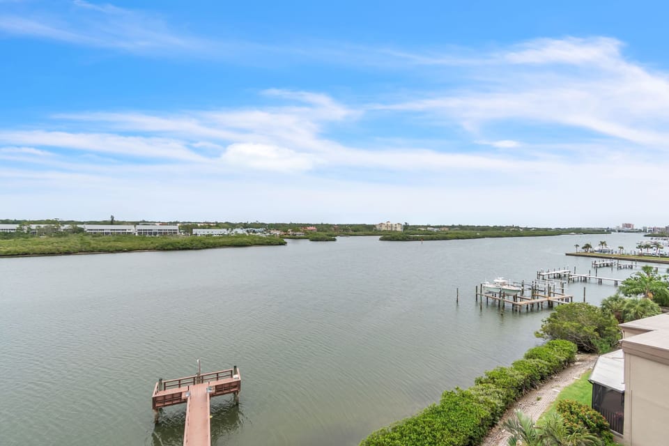 Welcome to Sea Club! Water front views from #402 ~ Isle Be Back!