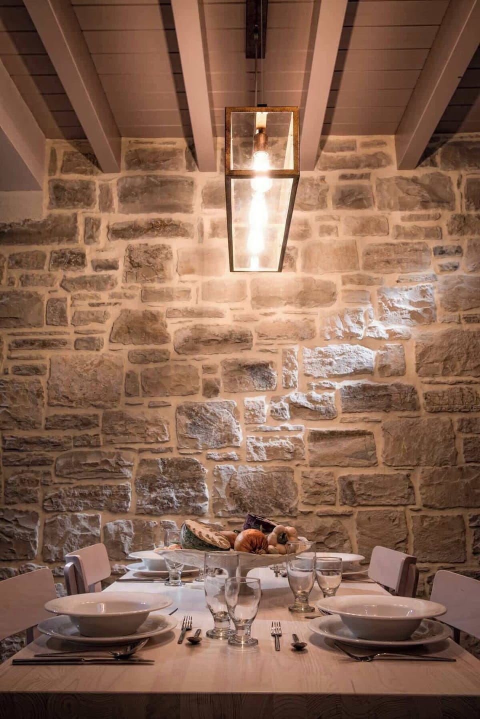Villa Dafne – Dining Area with Wooden Ceiling – Elegant dining atmosphere enhanced by natural textures and warm tones.