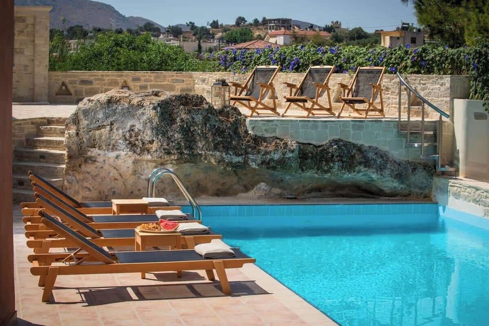 The Natural Rock Over the Pool – Unique natural element adding character to the villa’s outdoor area, framed by tranquil sea views.
