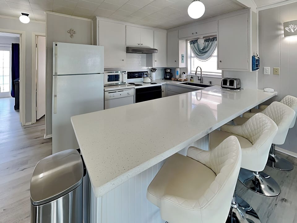 Full Size Kitchen with Breakfast bar