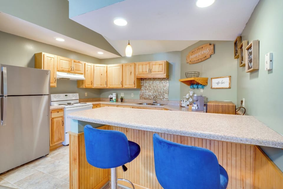 Dove's Nest Cabin's kitchen and dining area