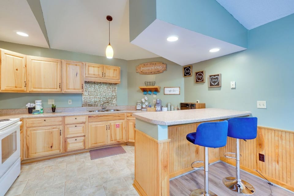 Dove's Nest Cabin's kitchen and dining area