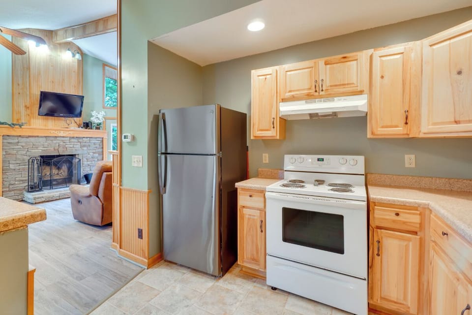 Dove's Nest Cabin's kitchen and dining area