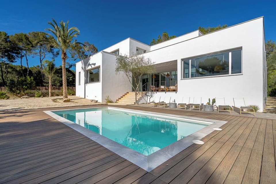 Main view with pool in front