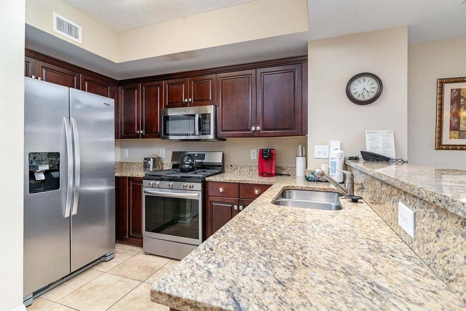 A spacious kitchen setup to fix your favorite meals between beach outings.
