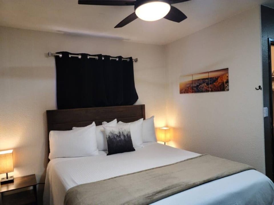 Room 1 with Queen Bed