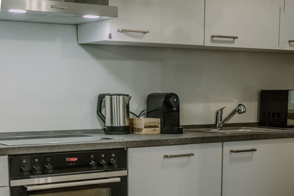 Coffee pods and various types of tea are available