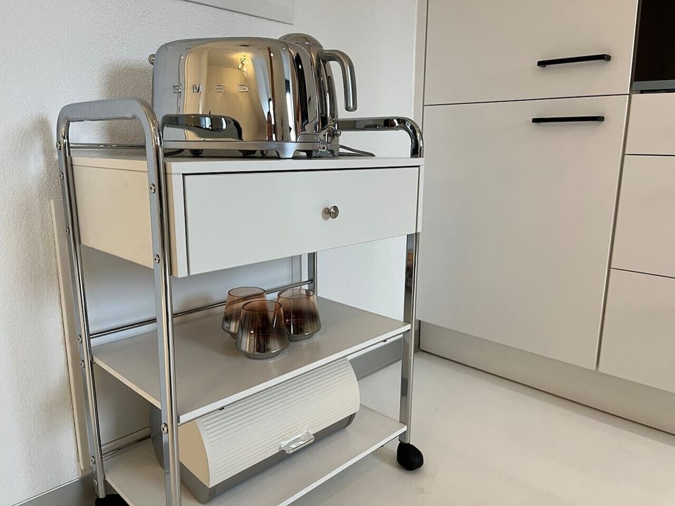 Der Servierwagen passt in das besondere Ambiente.