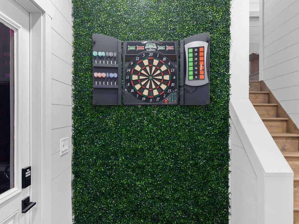 Step up & test your aim!  This soft-tip electronic dartboard keeps score for you. Who’s up for a game? 🎯