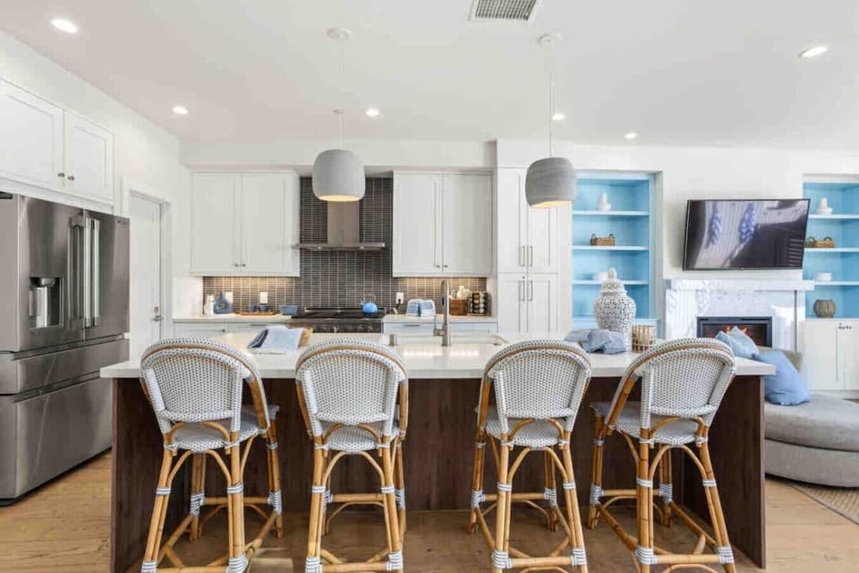 Luxury vacation rental Oceanside CA, Modern beach house Oceanside, Walk to beach,Steps to the beach, Walkable Oceanside vacation rental, Oceanside Village vacation home, Near Seabird Hotel, Near Mission Pacific Hotel, Walk to Oceanside Pier, Walk to resta